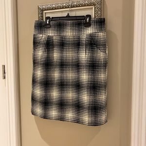 Tweed black and cream plaid skirt, has front pockets. Very good condition.
